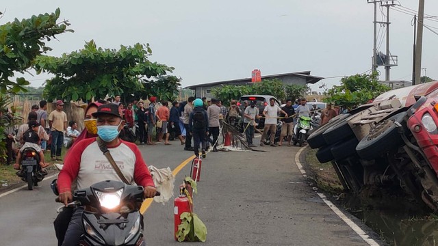 Truk Bbm Terperosok Ke Parit Di Cianjur Belasan Ribu Liter Pertamax