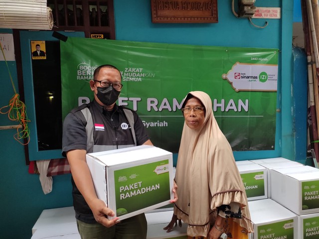 IZI - Bank Sinarmas Syariah Salurkan 54 Paket Ramadhan Di Lokasi Padat Penduduk (247180)