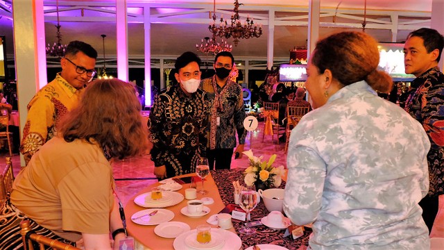 Wali Kota Solo, Gibran Rakabuming Raka, menyapa delegasi pertemuan TIIWG G20 dalam jamuan makan malam di Pura Mangkunegaran, Solo, Kamis (31/03/2022) malam. FOTO: Dok Humas Pemkot Solo