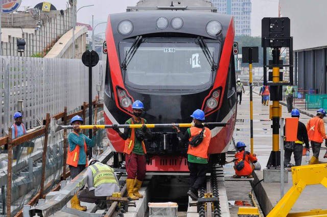 Sejumlah pekerja menyelesaikan proyek infrastruktur Depo LRT (Light Rail Transit) Jabodebek di Jatimulya, Kabupaten Bekasi, Jawa Barat, Jumat (1/4/2022). Foto: Fakhri Hermansyah/Antara Foto