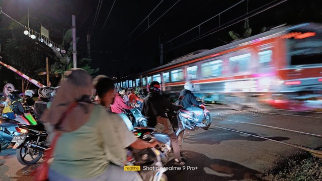 Foto suasana malam hari menggunakan kamera realme 9 pro+. Foto: Aditia Noviansyah/kumparan