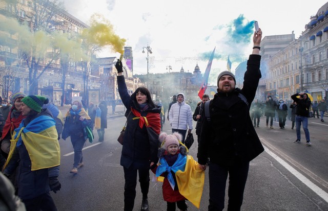 Aksi unjuk rasa warga Ukraina melawan Rusia. Foto: REUTERS/Valentyn Ogirenko