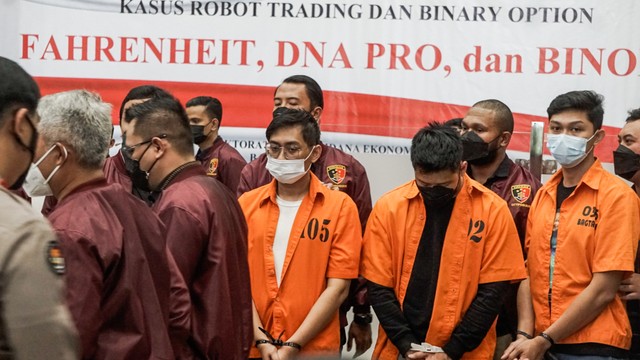 Fakar Suhartami Pratama alias Fakarich (ketiga dari kanan) guru dari Indra Kenz saat dirilis di Bareskrim, Kamis (7/4/2022). Foto: Iqbal Firdaus/kumparan