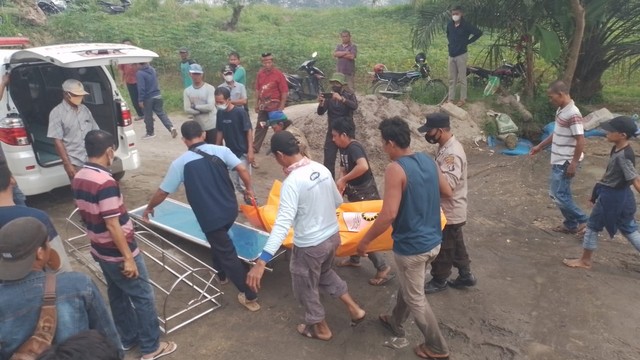 TIM SAR mengevakuasi jenazah pelajar SMK yang tewas tenggelam di Sungai Ular, Deli Serdang, Sumatera Utara, Kamis (21/4/2022). Foto: Dok. Istimewa