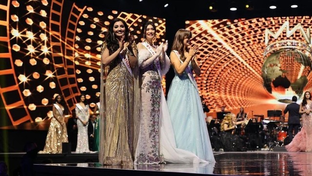 Carla Yules (tengah) dan para finalis enam besar ajang Miss World 2021 di San Juan, Puerto Rico, Kamis (17/2/2022). Foto: Instagram/@carlayules