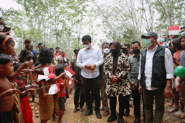 Sambangi Suku Anak Dalam Di Jambi, Menteri Sosial Resmikan Community ...