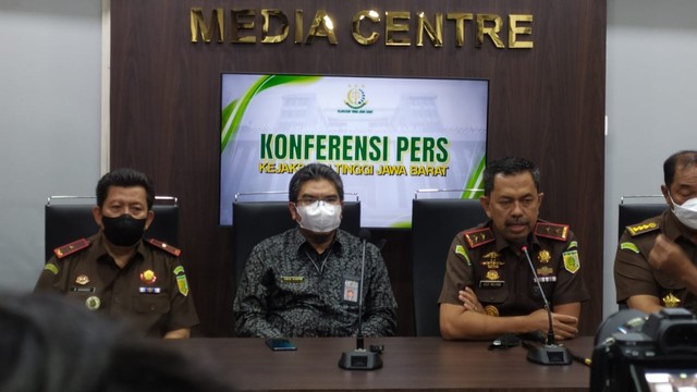 Kepala Kejati Jabar Asep N. Mulyana ketika menyampaikan perkembangan kasus pemerasan oleh pegawai BPK RI Kanwil Jabar di Kantor Kejati Jabar pada Kamis (31/3/2022). Foto: Rachmadi Rasyad/kumparan