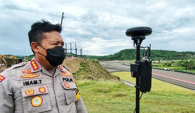 Polda NTB menunjukkan alat melumpuhkan drone ilegal yang terbang di atas Sirkuit Mandalika saat tes pramusim MotoGP. Foto: Dok. Istimewa