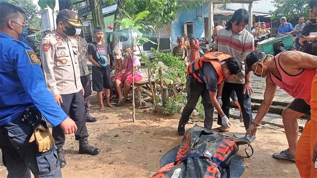 Petugas SAR mengevakuasi mayat wanita yang ditemukan tewas mengambang di Bengawan Solo, Rabu (27/04/2022). FOTO: Agung Santoso