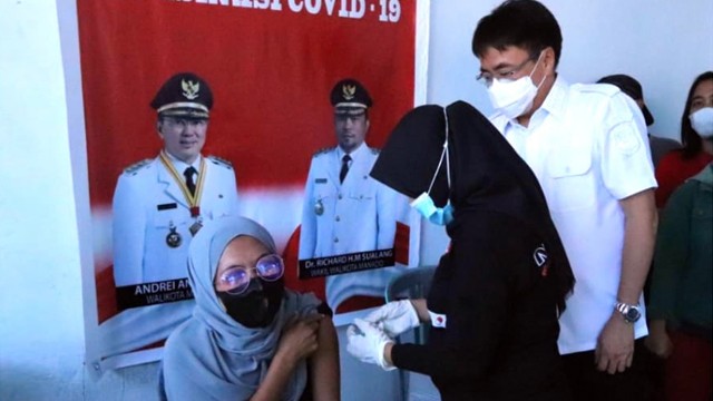 Wali Kota Manado, Andrei Angouw, meninjau vaksinasi COVID-19