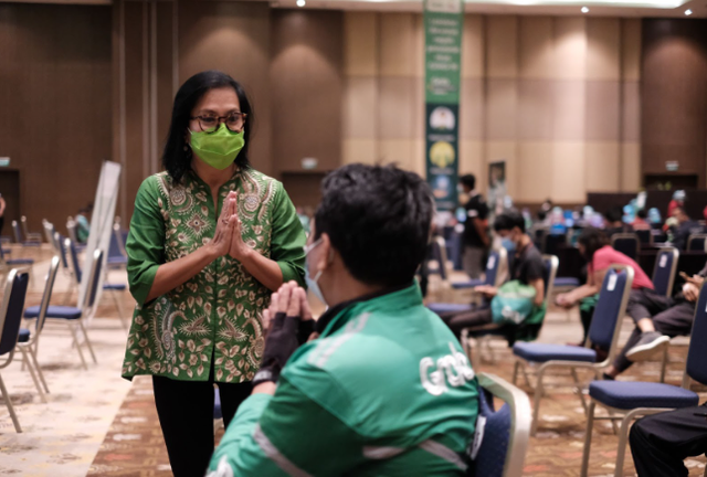 Neneng Goenadi bersama mitra pengemudi Grab Indonesia. Foto: Dok. Grab Indonesia