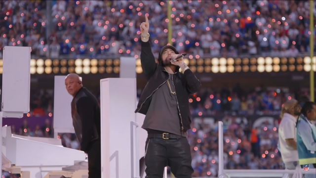 Penampilan Eminem membawakan lagu Lose Yourself di Super Bowl Halftime Show 2022. Foto: YouTube/NFL
