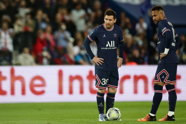 Pemain Paris Saint-Germain (PSG) Neymar dan Lionel Messi saat melawan Marseille pada pertandingan lanjutan Liga Prancis di Parc des Princes, Paris, Prancis. Foto: Sarah Meyssonnier/REUTERS