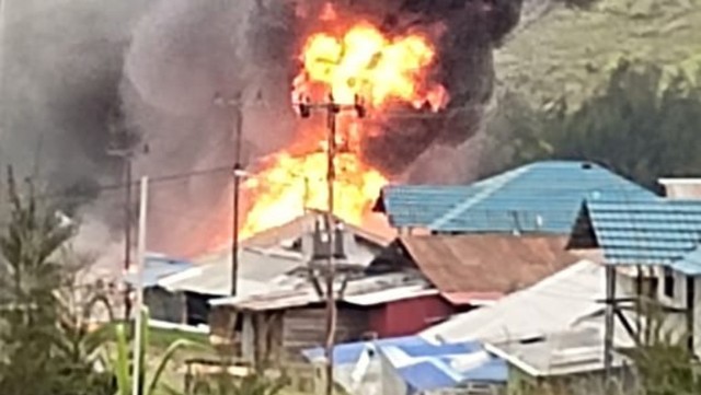 Rumah warga di Ilaga yang dibakar KKB. (Foto: istimewa)