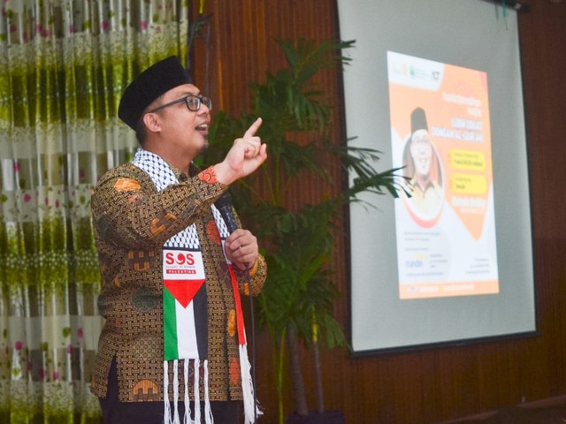 Ustadz Bobby Herwibowo, Lc. saat mempraktikan metode menghafal Al Quran (sumber : dok pribadi)