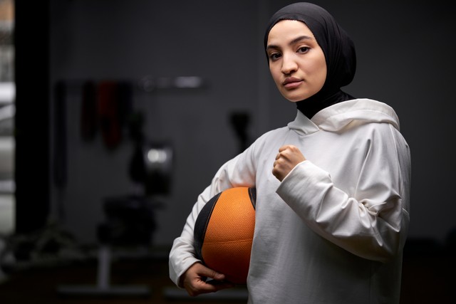 Ilustrasi perempuan berhijab menggunakan pakaian olahraga. Foto: UfaBizPhoto/Shutterstock