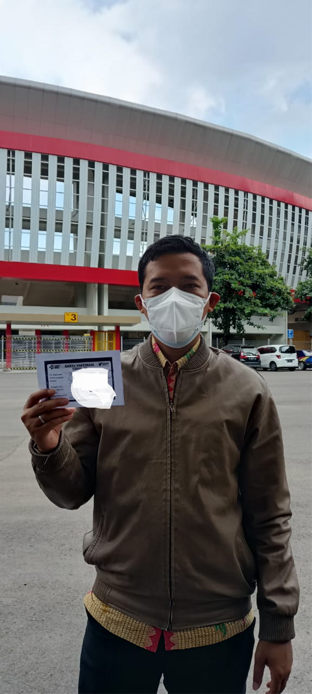 Dosen Spesialis Medikal Bedah "Prima Trisna Aji" setelah melakukan vaksinasi Booster yang ketiga Aztra Zeneca di Polres Surakarta