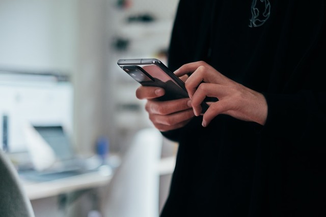 Ilustrasi memindahkan kontak ke HP baru. Foto: Unsplash.com