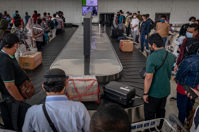 Ilustrasi penumpang asal penerbangan Jakarta antre untuk mengambil barang bagasi di Bandara Internasional Jenderal Ahmad Yani Semarang, Jawa Tengah. Foto: Aji Styawan/ANTARA FOTO