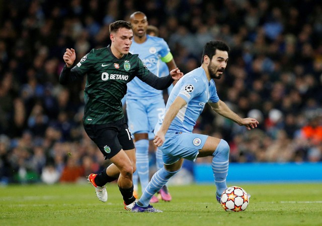 Pemain Sporting CP Manuel Ugarte duel dengan Ilkay Gundogan dari Manchester City saat pertandingan Liga Champions di Stadion Etihad, Manchester, Inggris. Foto: Craig Brough/Reuters