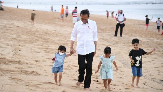 Presiden Joko Widodo menggandeng cucunya di pantai sekitaran Nusa Dua, Kabupaten Badung, Provinsi Bali, pada Jumat, (6/5/2022). Foto: Lukas/Biro Pers Sekretariat Presiden