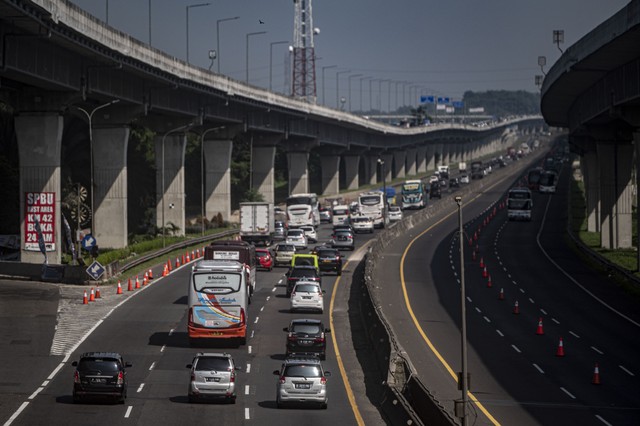 Kendaraan pemudik (lajur kiri) melintas menuju arah Jabodetabek di Jalan Tol Jakarta-Cikampek, Karawang, Jawa Barat, Minggu (8/5/2022). Foto: Aprillio Akbar/Antara Foto