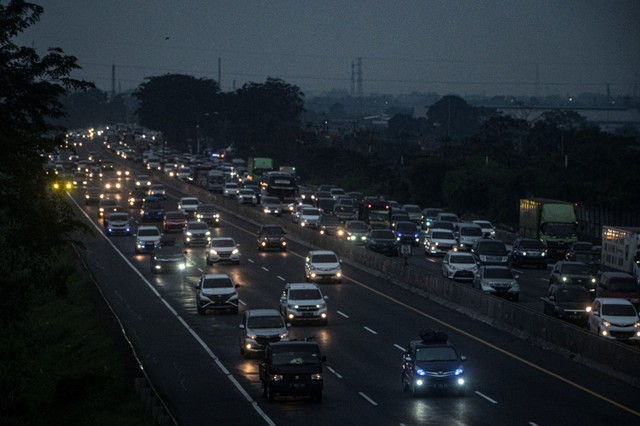 Foto udara kendaraan pemudik melintas menuju arah Jabodetabek di Jalan Tol Jakarta-Cikampek, Karawang, Jawa Barat, Sabtu (7/5/2022).  Foto: Aprillio Akbar/ANTARA FOTO