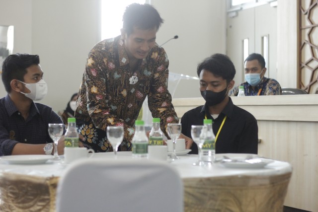 Kak Hasan saat mempraktekkan menjadi protokoler yang baik. Foto: Staf Kementerian Luar Negeri.