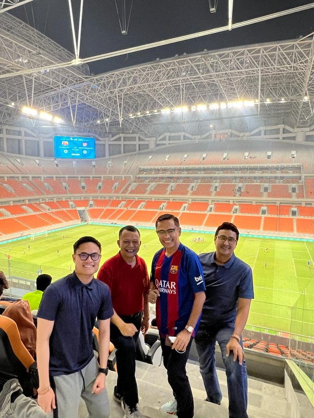 Mantan Menteri Perindustrian (Menperin), Saleh Husin, menyempatkan diri menyaksikan International Youth Championship (IYC) 2021 di Jakarta International Stadion (JIS). Dok: Pribadi