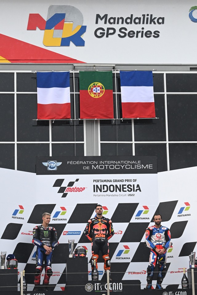 (kiri-kanan) Fabio Quartararo, Miguel Oliveira, Johann Zarco di atas podium usai MotoGP di Sirkuit Mandalika, Minggu (20/3/2022).
 Foto: Andika Wahyu/ANTARA FOTO