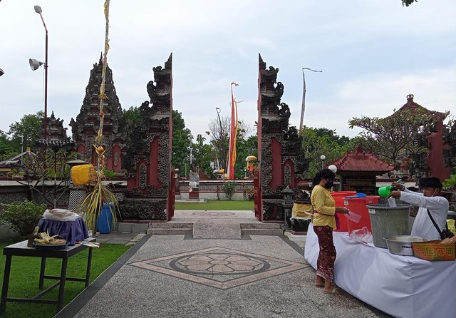 Berkunjung ke Pura Segara Kenjeran Surabaya, Tawarkan Suasana Khas Bali (264197)
