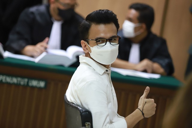 Terdakwa Adam Deni menjalani sidang lanjutan terkait kasus dugaan UU ITE di Pengadilan Negeri Jakarta Utara, Rabu (6/4/2022). Foto: Ronny/kumparan