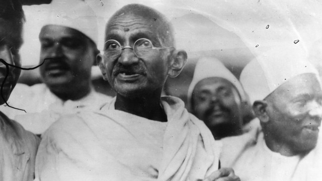 Mahatma Gandhi (tengah). Foto: Getty Images