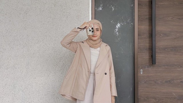 Ilustrasi padu padan blazer untuk hijabers. Foto: Instagram.com/helminursifah