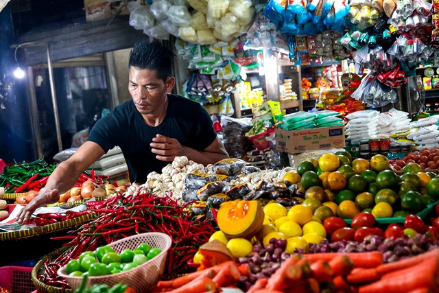 Penjual sayuran dan bahan pokok di Pasar Tebet, Jakarta Selatan, Minggu (24/4).  Foto: Iqbal Firdaus/kumparan