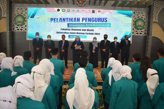 Dekan FEB Unisma, Nur Diana melantik pengurus Ormawa FEB Unisma periode tahun 2022. Foto: dok 