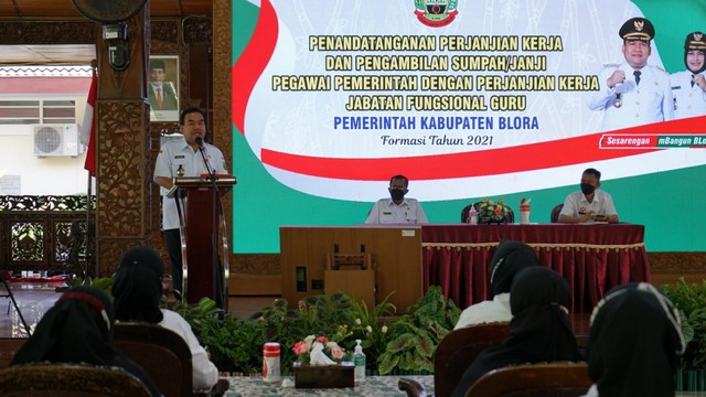 Bupati Blora Arief Rohman saat melantik PPPK formasi guru di Pendopo Rumah Dinas Bupati Blora. Rabu (20/04/2022). (foto: dok istimewa)