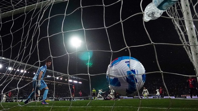 Pemain AC Milan Ismael Bennacer mencetak gol pertama mereka ke gawang Cagliari di Sardegna Arena, Cagliari, Italia, Sabtu (19/3/2022). Foto: Alberto Lingria/REUTERS