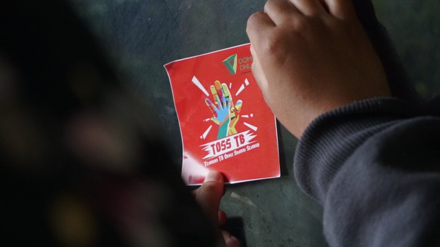 Screening gejala TBC di kawasan RW 7 Kelurahan Tengah, Kramat Jati, Jakarta Timur, Jumat (18/3/2022).
Foto: Jamal Ramadhan/kumparan