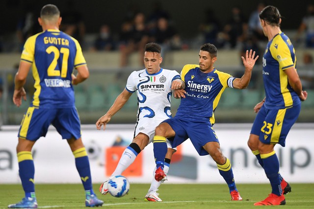 Pemain Inter Milan Lautaro Martinez menendang bola ke arah gawang Hellas Verona pada pertandingan Liga Italia di Stadio Marc'Antonio Bentegodi, Verona, Italia. Foto: Daniele Mascolo/REUTERS