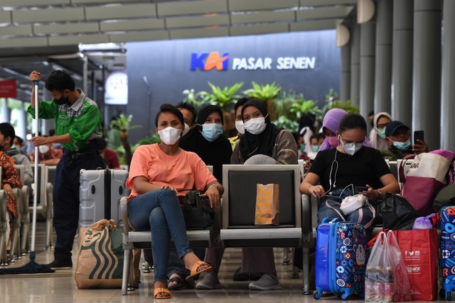 Calon penumpang menunggu kedatangan keretanya di Stasiun Pasar Senen, Jakarta Pusat, Kamis (7/4/2022). Foto: Sigid Kurniawan/ANTARA FOTO