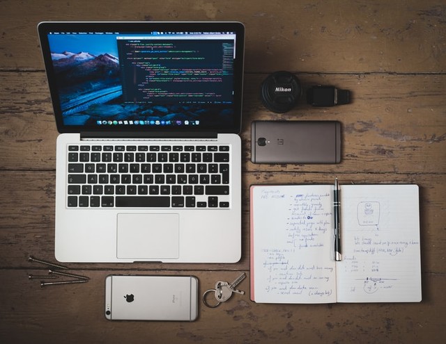 Ilustrasi composer dalam programming. Foto: AltumCode/Unsplash