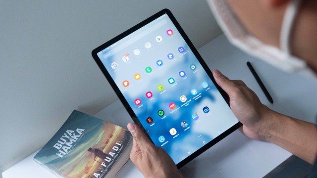Ilustrasi Penggunaan Samsung Galaxy Tab S8. Foto: Kevin S. Kurnianto/kumparan