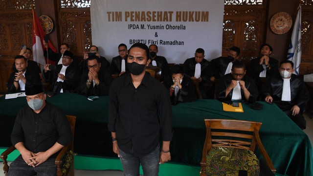 Terdakwa unlawful killing anggota Laskar FPI Briptu Fikri Ramadhan (kanan) dan Ipda M Yusmin Ohorella (kiri) mendengarkan pembacaan putusan dalam sidang yang digelar secara virtual di Jakarta, Jumat (18/3/2022). Foto: Sigid Kurniawan/ANTARA FOTO