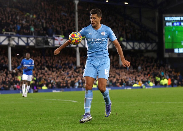 Pemain Manchester City Rodri beraksi sebelum tinjauan VAR tidak memberikan penalti untuk handball di Goodison Park, Liverpool, Inggris, Sabtu (26/2/2022). Foto: Action Images via Reuters/Jason Cairnduff