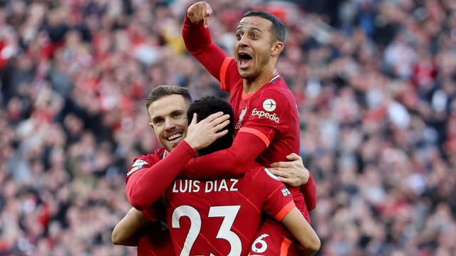 Pemain Liverpool Luis Diaz, Thiago Alcantara dan Jordan Henderson merayakan gol kedua mereka yang dicetak oleh Divock Origi, di Stadion Anfield, Liverpool, Inggris, Minggu (24/4/2022). Foto: Phil Noble/REUTERS