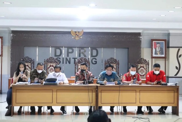 Rapat kerja DPRD Sintang dengan instansi terkait, pihak perusahaan dan warga, merespon tuntutan masyarakat terhadap PT Julong. Foto: Dok. Istimewa