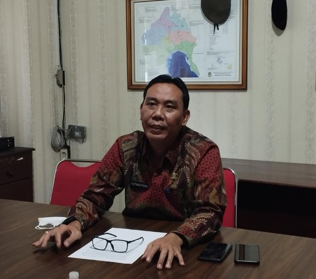 Kepala Disperkim Bandar Lampung, Yustam Effendi saat diwawancarai awak media, Jumat (8/4) | Foto : Sidik Aryono/Lampung Geh