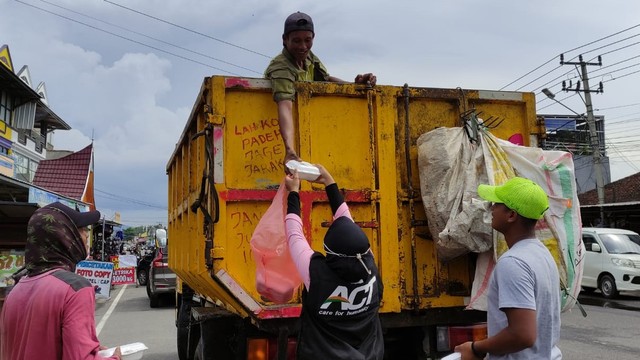 ACT Bangka distribusikan paket pangan untuk pekerja informal di Kota Pangkalpinang. (Sumber foto : Relawan ACT Bangka)