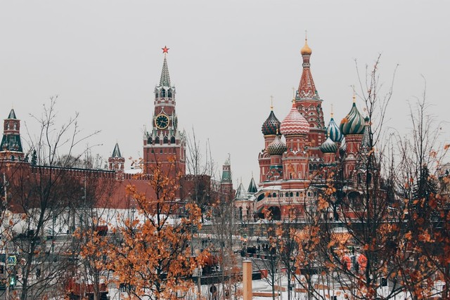 Apa Itu Ura dalam Bahasa Rusia? Foto: Unsplash/Michael Parulava 